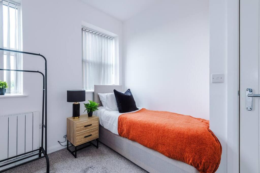 Stunning 2-Bedroom Apartment In Bolton Luaran gambar